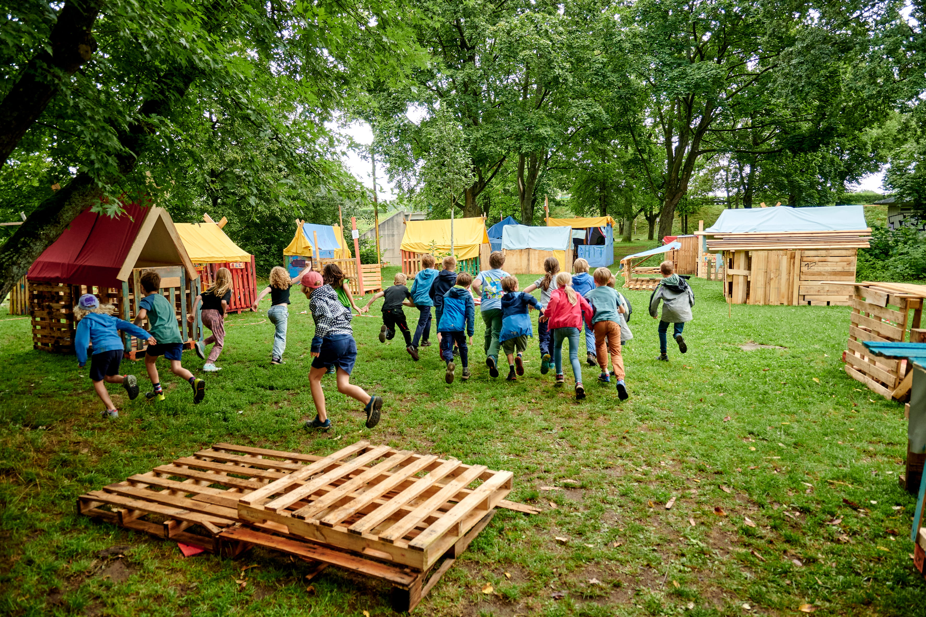 Kinder basteln mit Werkzeug